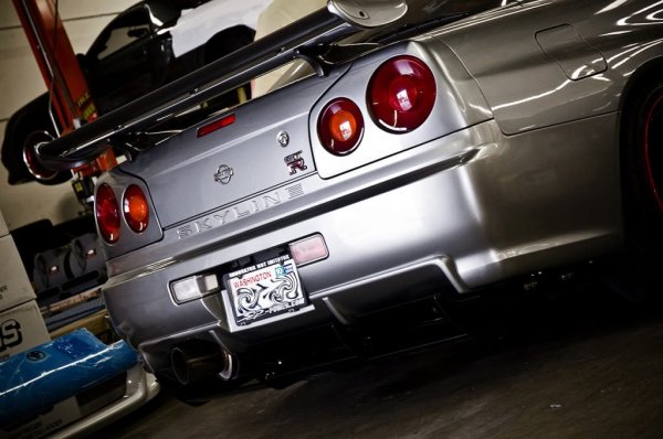 Do-Luck Nissan Skyline GT-R (BNR34) Rear Wing Stay