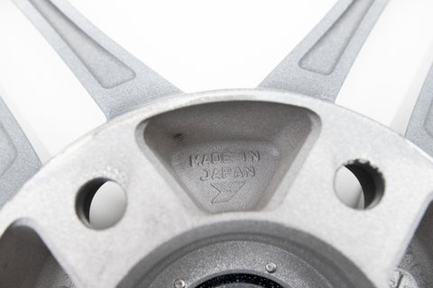 AVS Model 5 18" 9J +40, 8J +38 (5x114.3)